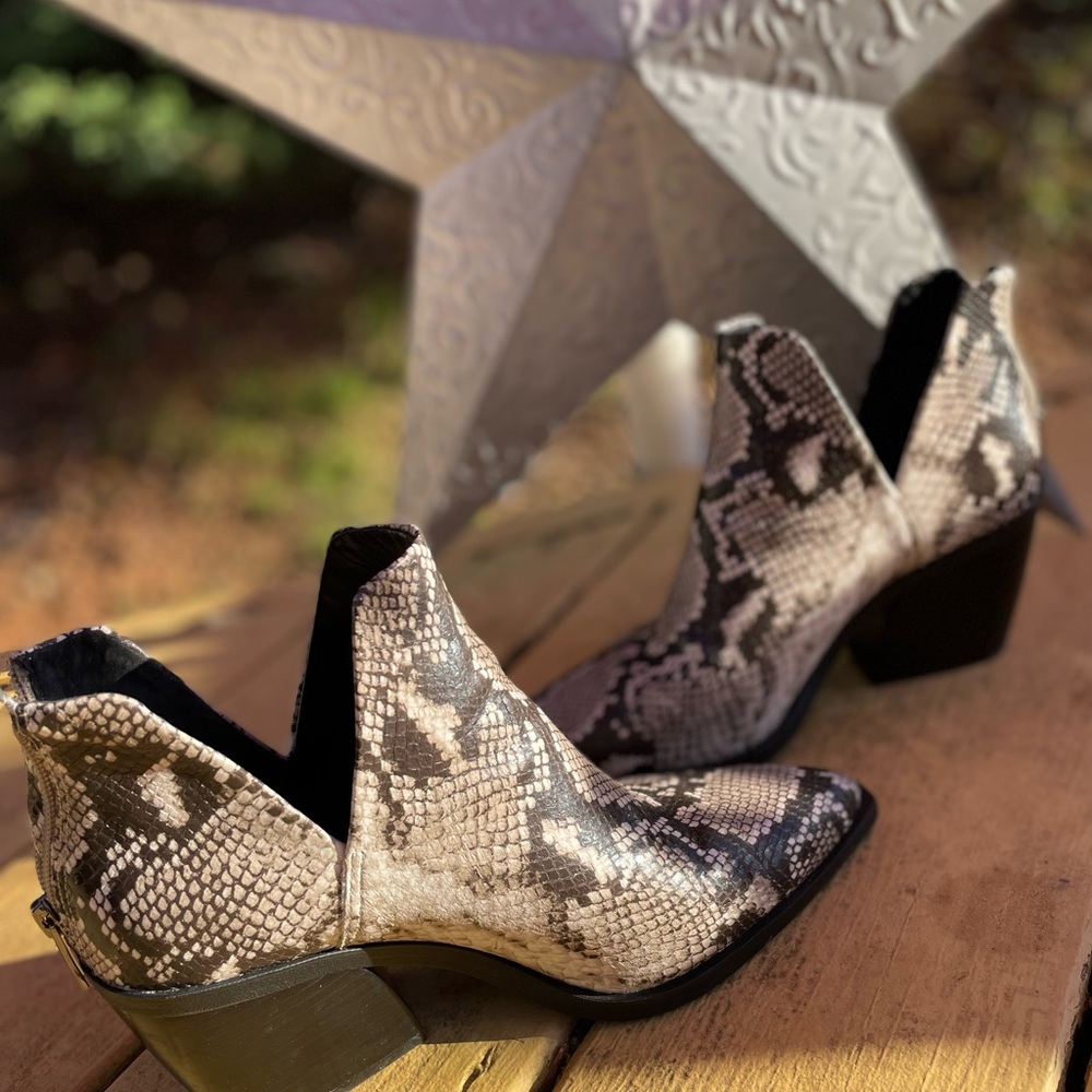Vince Camuto ankle boot bootie leather size 9 snake skin design